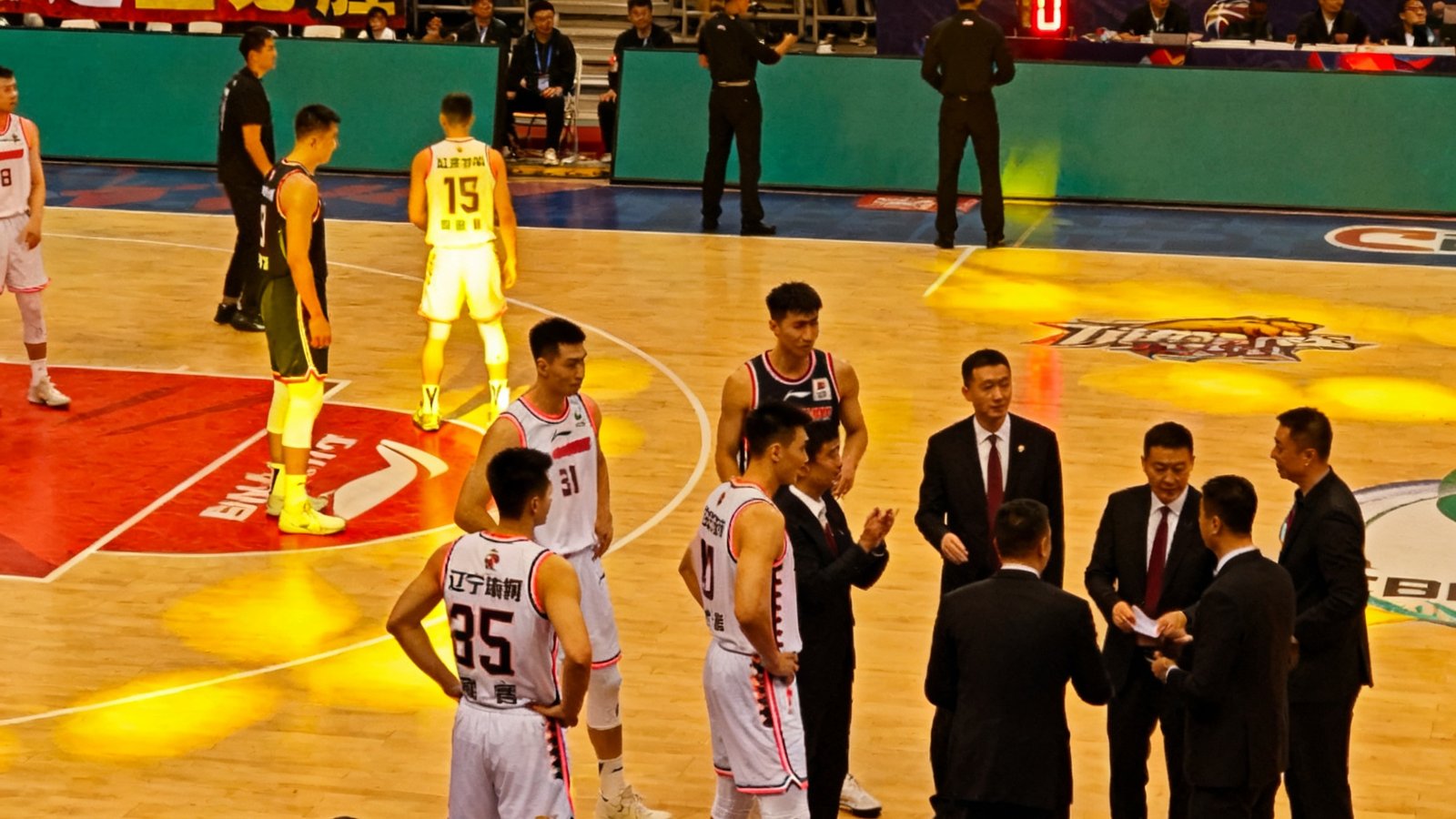 CBA总决赛辽宁本钢对阵广东宏远G1，首节结束辽宁领先9分